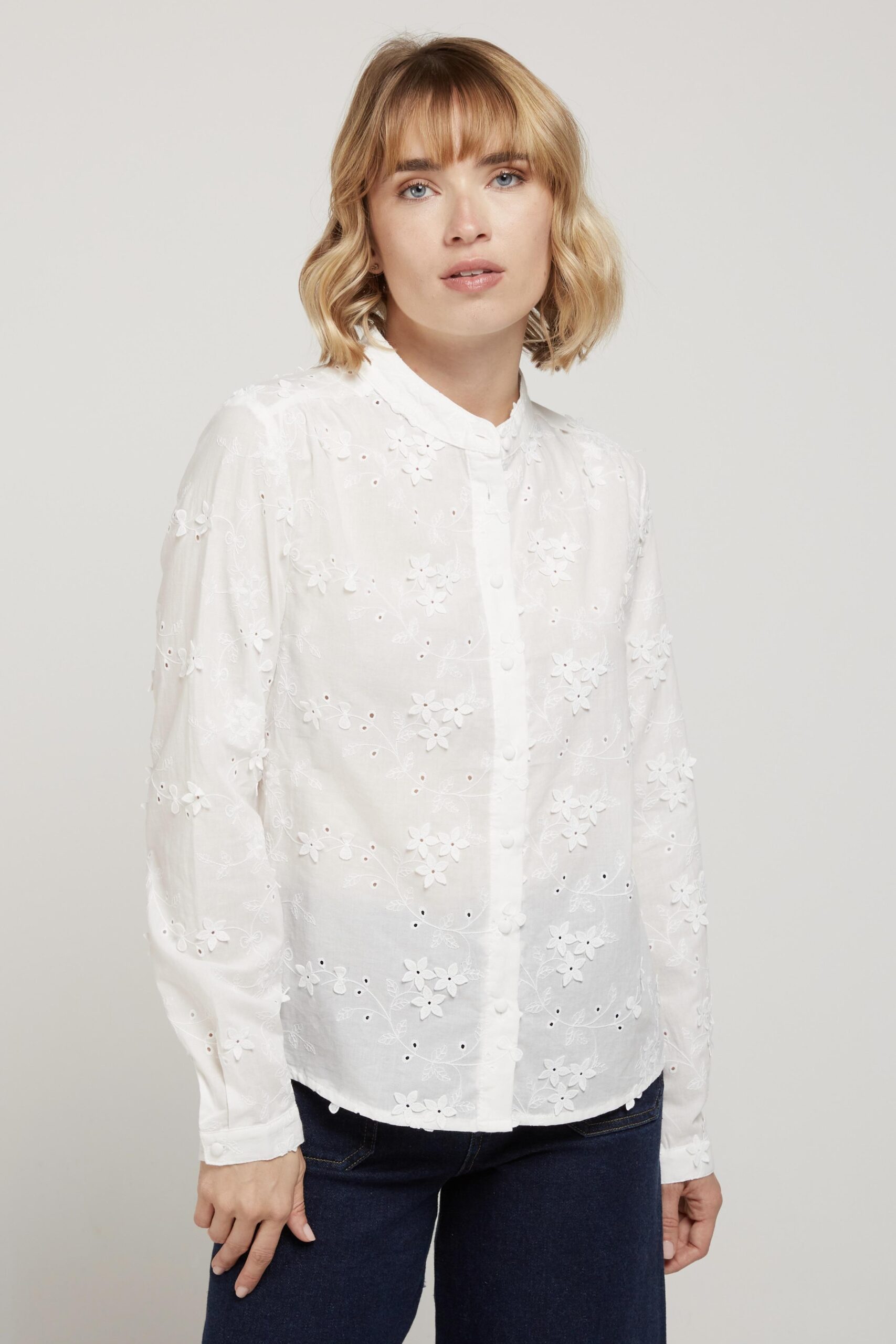 Λευκό κεντητό πουκάμισο με ανάγλυφα λουλούδια