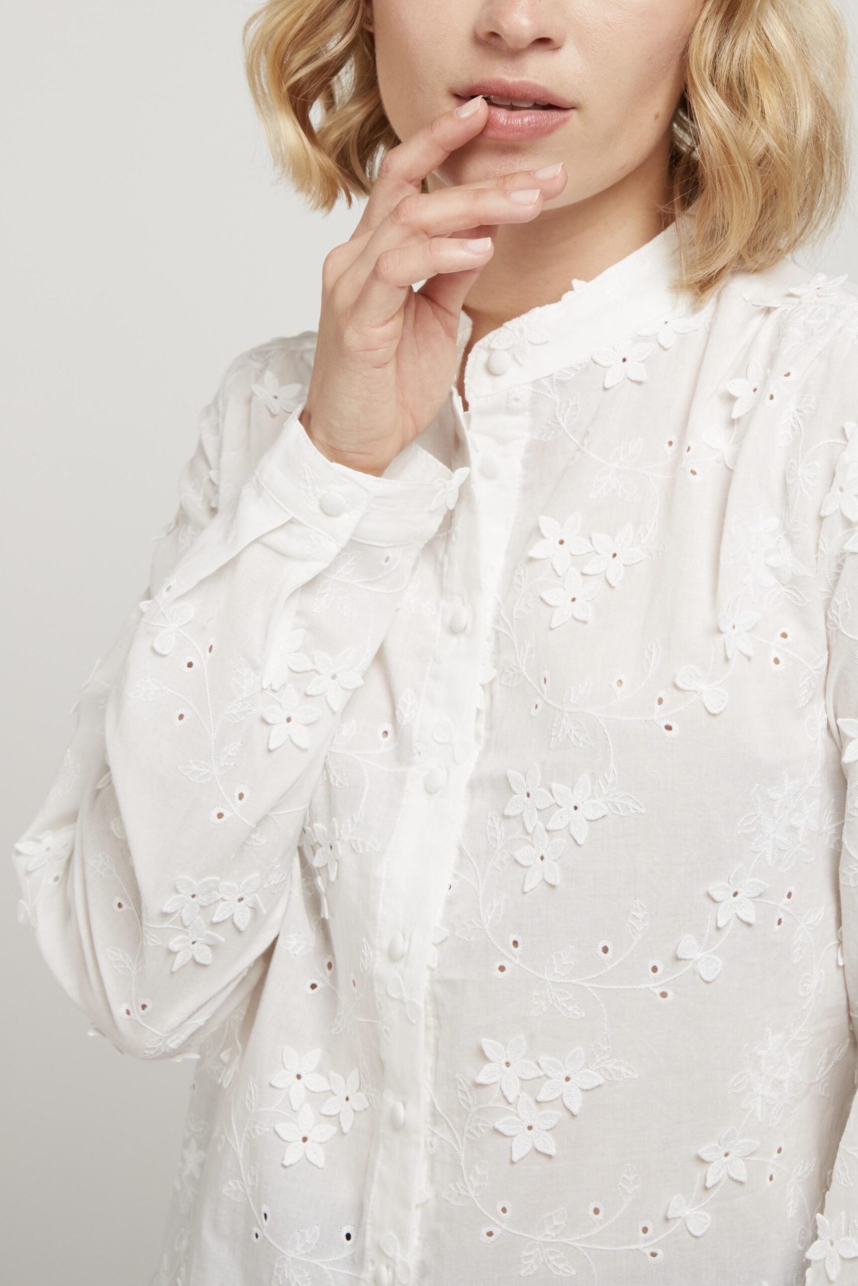 Λευκό κεντητό πουκάμισο με ανάγλυφα λουλούδια - Image 2