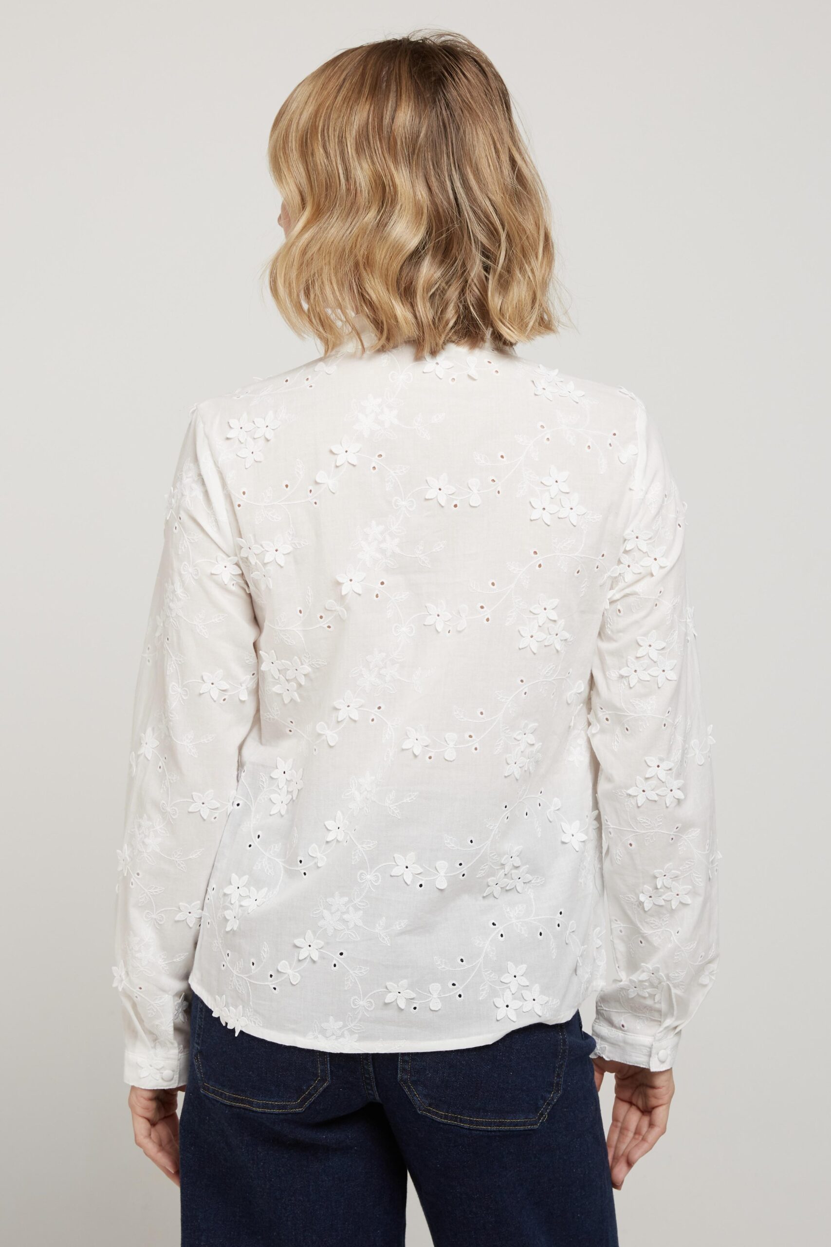 Λευκό κεντητό πουκάμισο με ανάγλυφα λουλούδια - Image 4