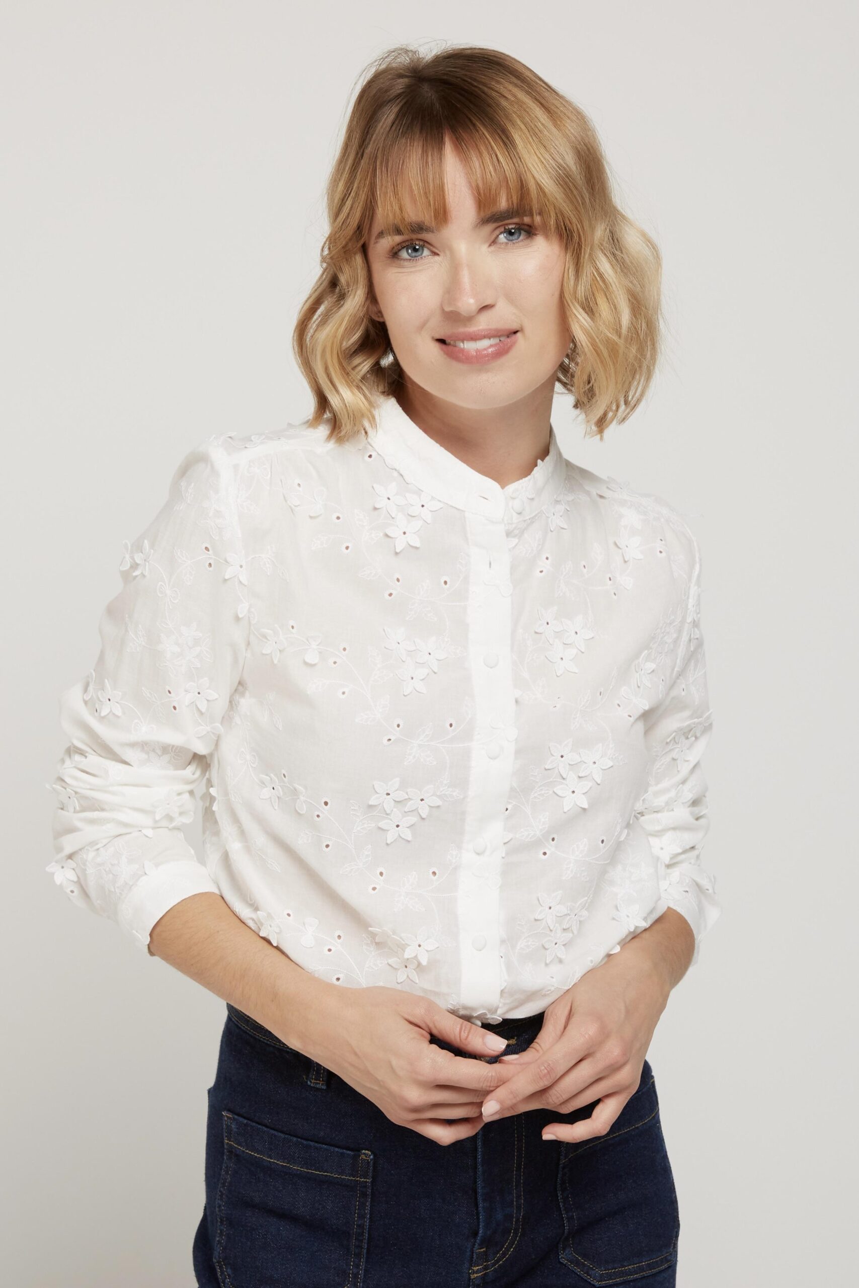 Λευκό κεντητό πουκάμισο με ανάγλυφα λουλούδια - Image 5