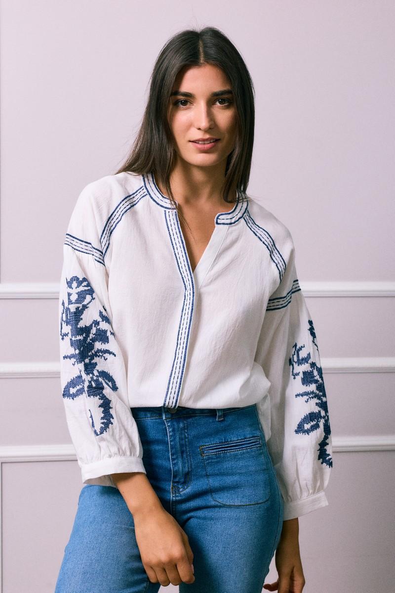 Λευκό πουκάμισο με μπλε κεντήματα στα μανίκια