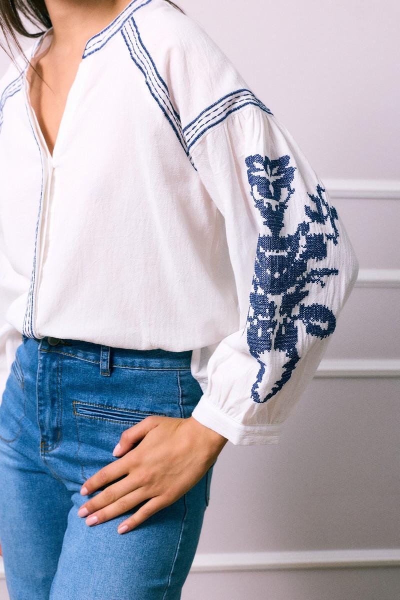 Λευκό πουκάμισο με μπλε κεντήματα στα μανίκια - Image 2