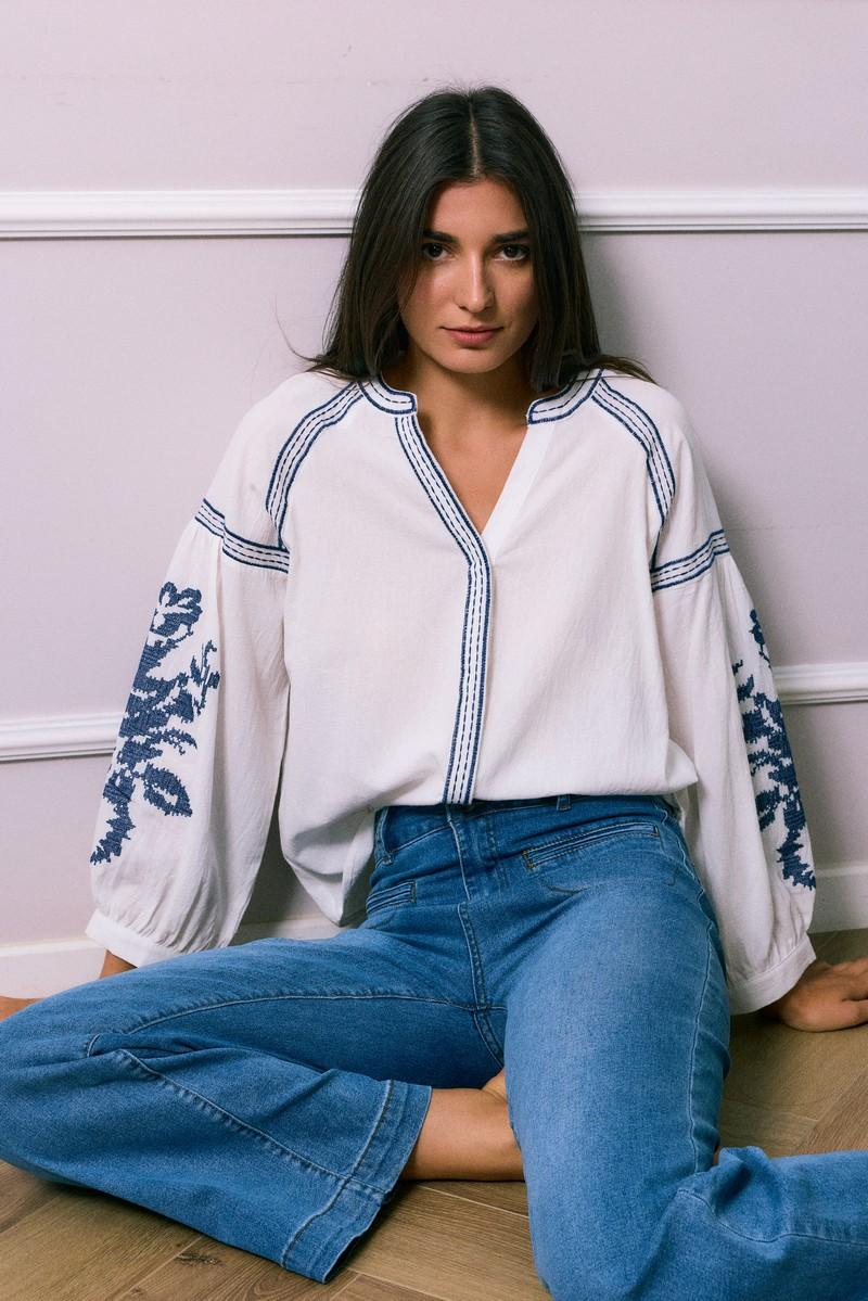 Λευκό πουκάμισο με μπλε κεντήματα στα μανίκια - Image 3