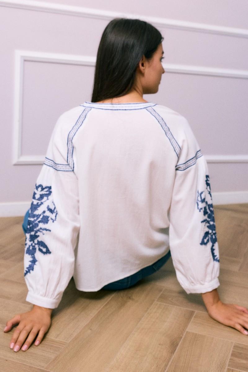 Λευκό πουκάμισο με μπλε κεντήματα στα μανίκια - Image 4