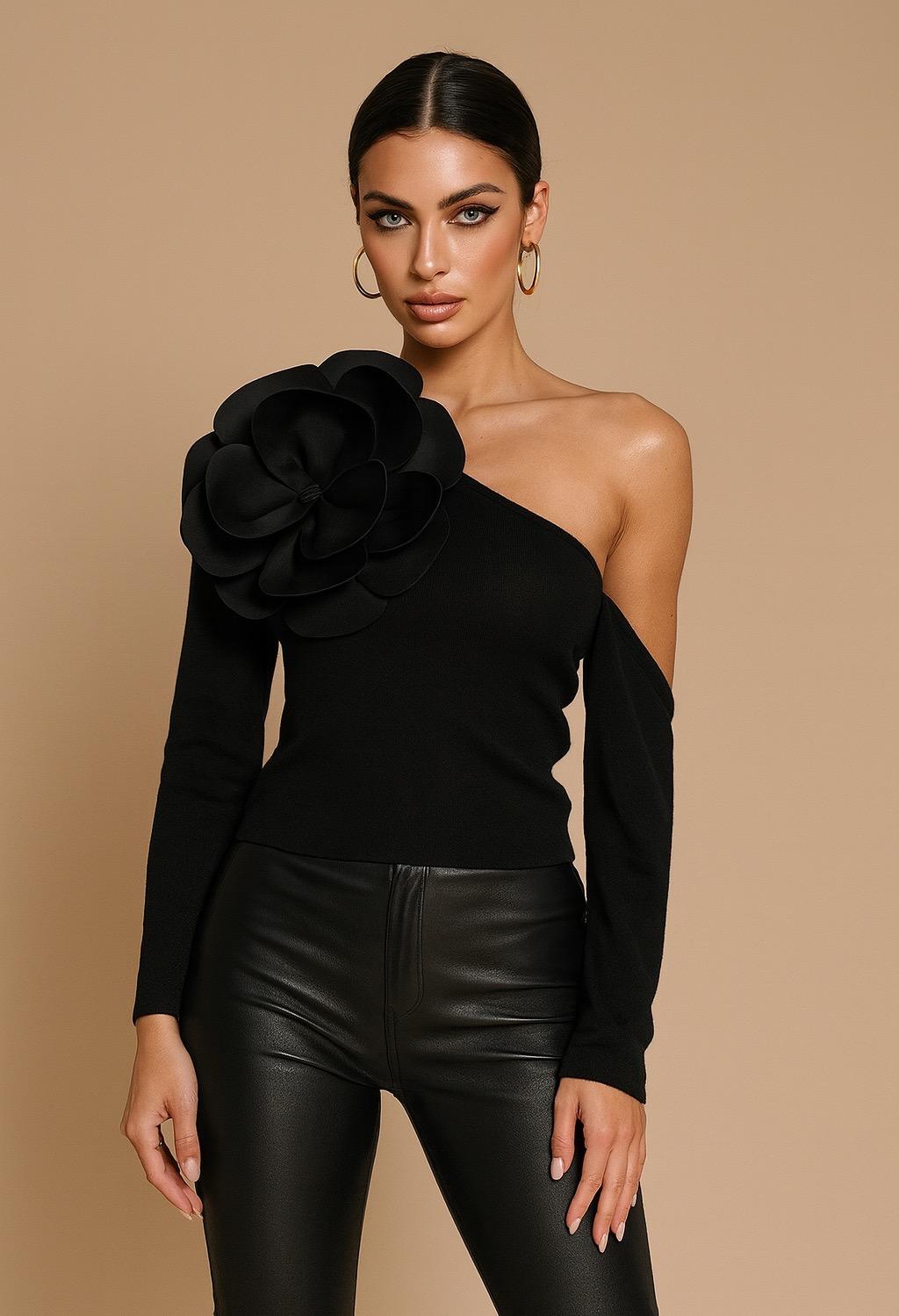 Τοπ με έναν ώμο και διακοσμητικό λουλούδι