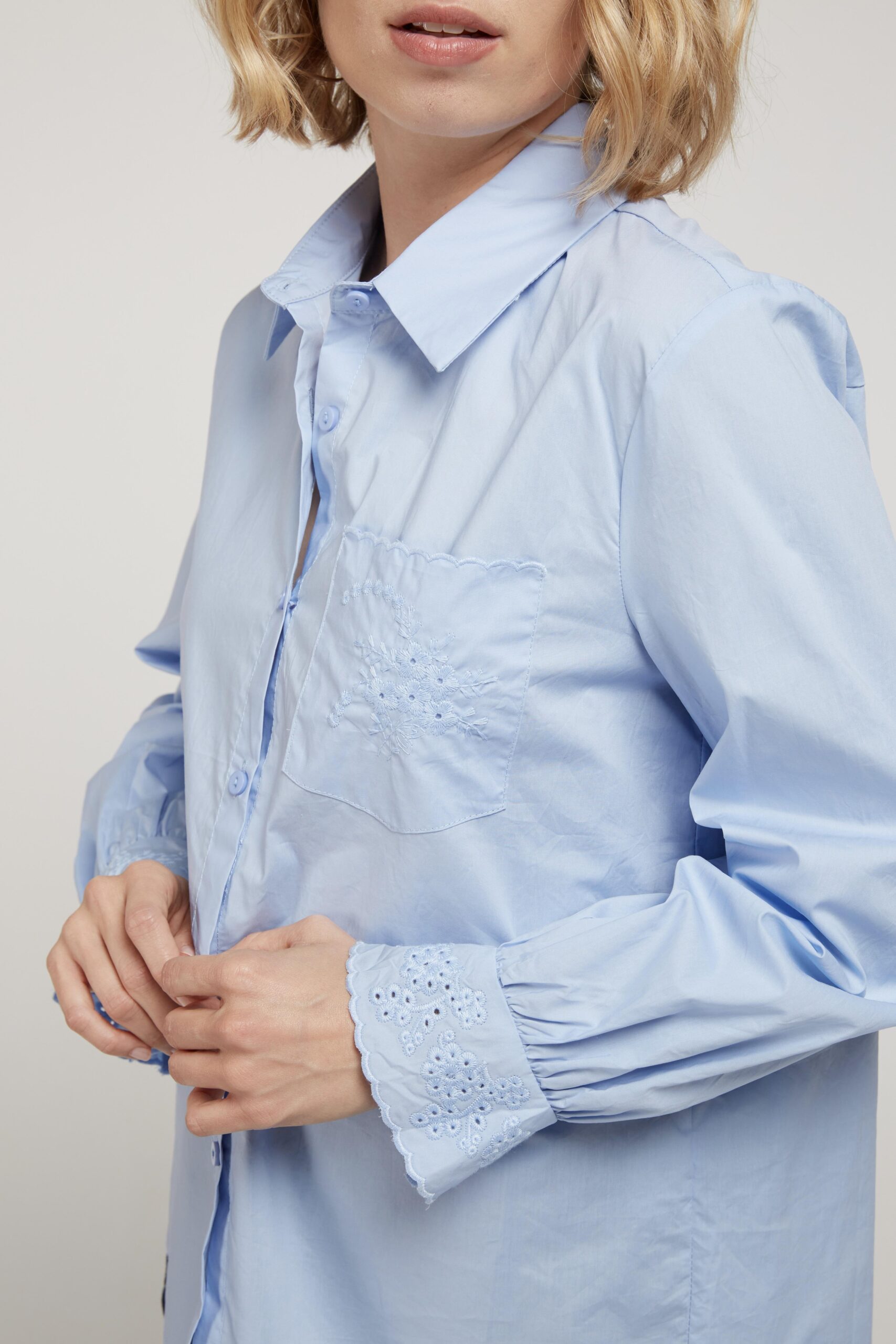 Γαλάζιο πουκάμισο με κεντημένες λεπτομέρειες
