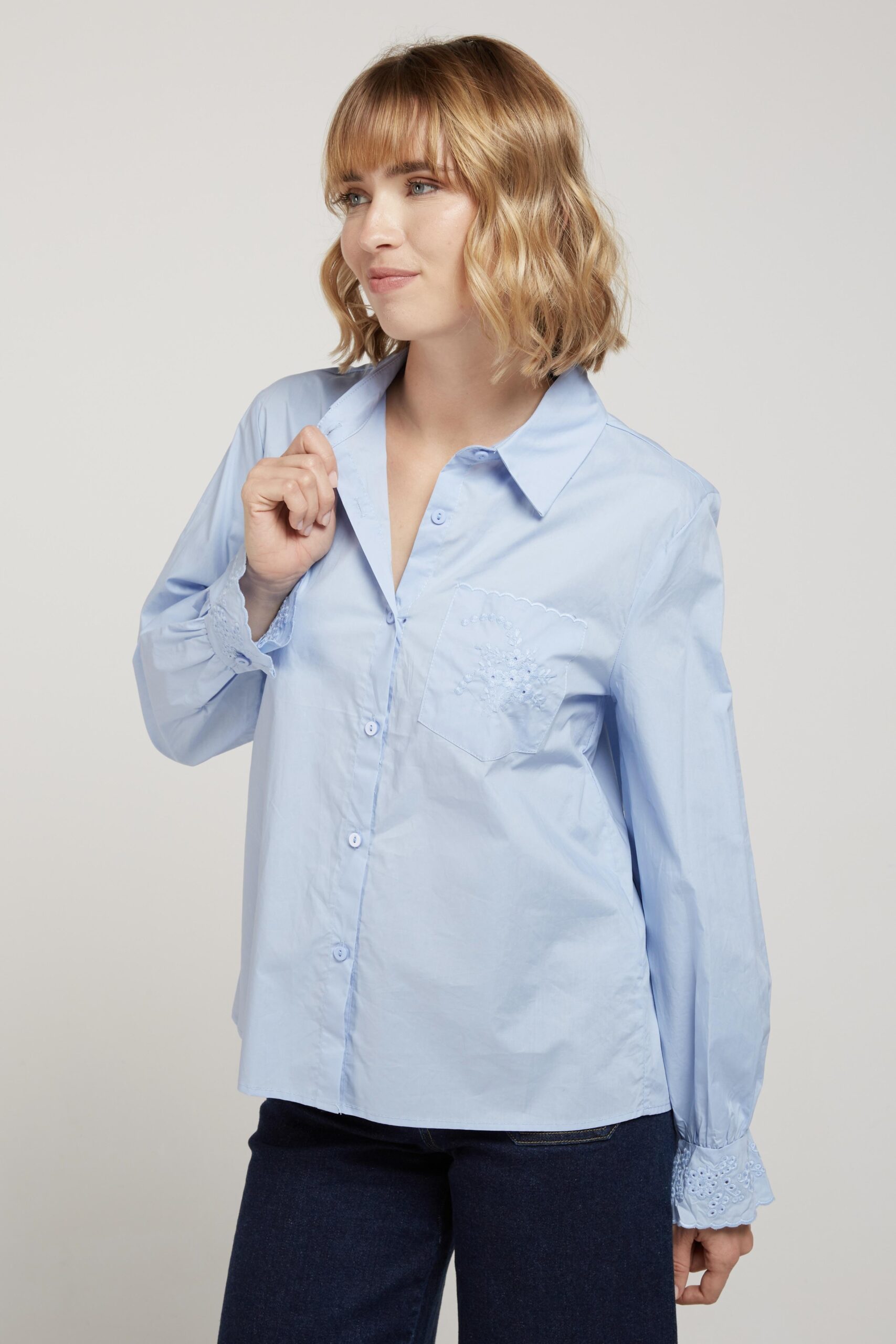 Γαλάζιο πουκάμισο με κεντημένες λεπτομέρειες - Image 2