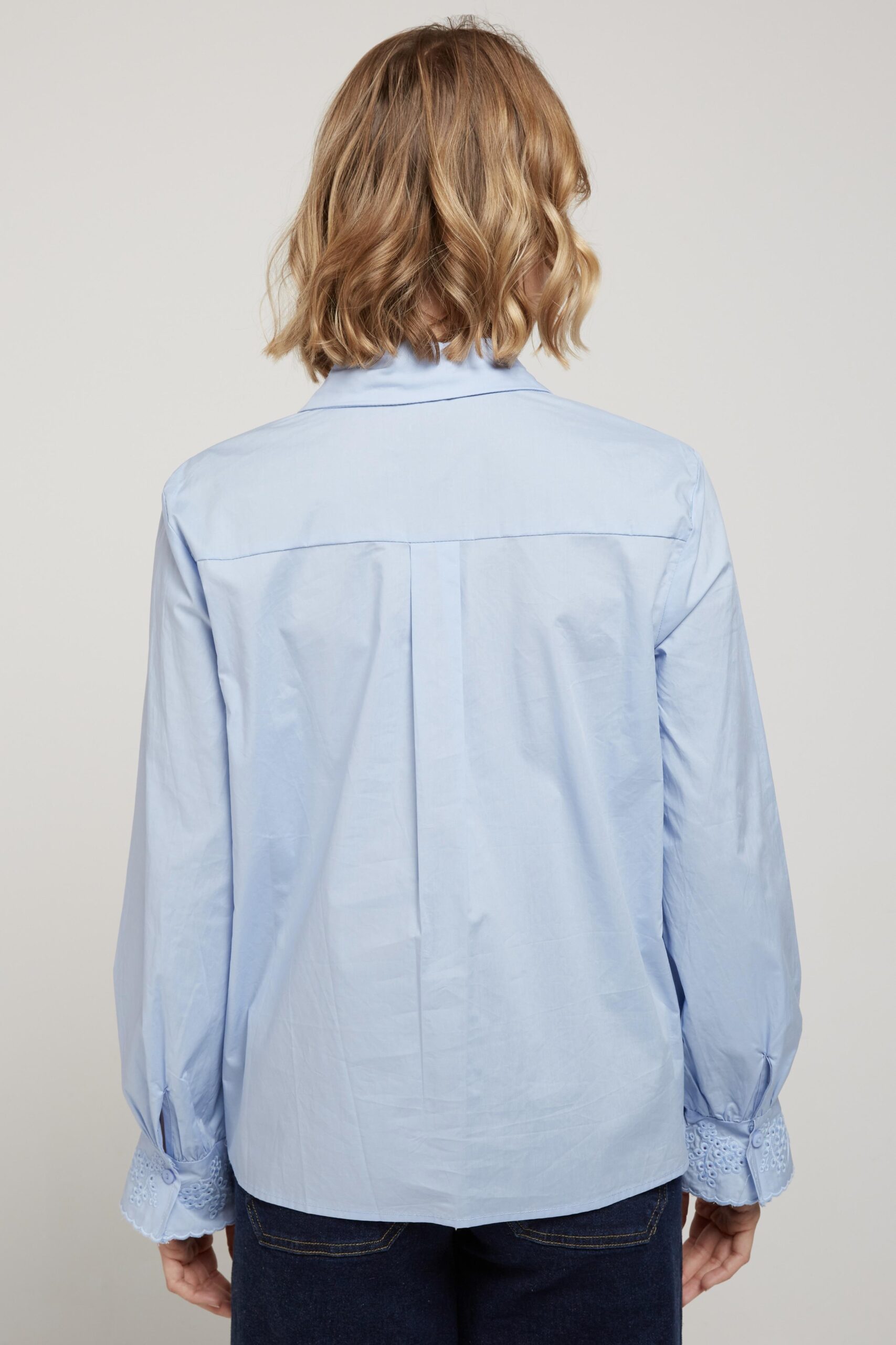 Γαλάζιο πουκάμισο με κεντημένες λεπτομέρειες - Image 3