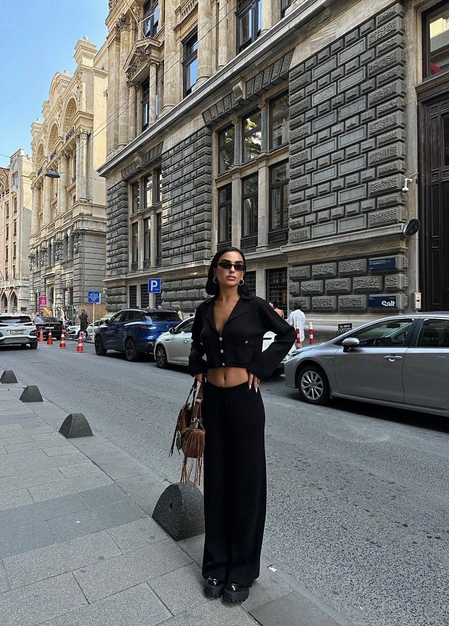 Fenomen Σετ μαύρο παντελόνι & cropped σακάκι με κουμπιά - Image 3