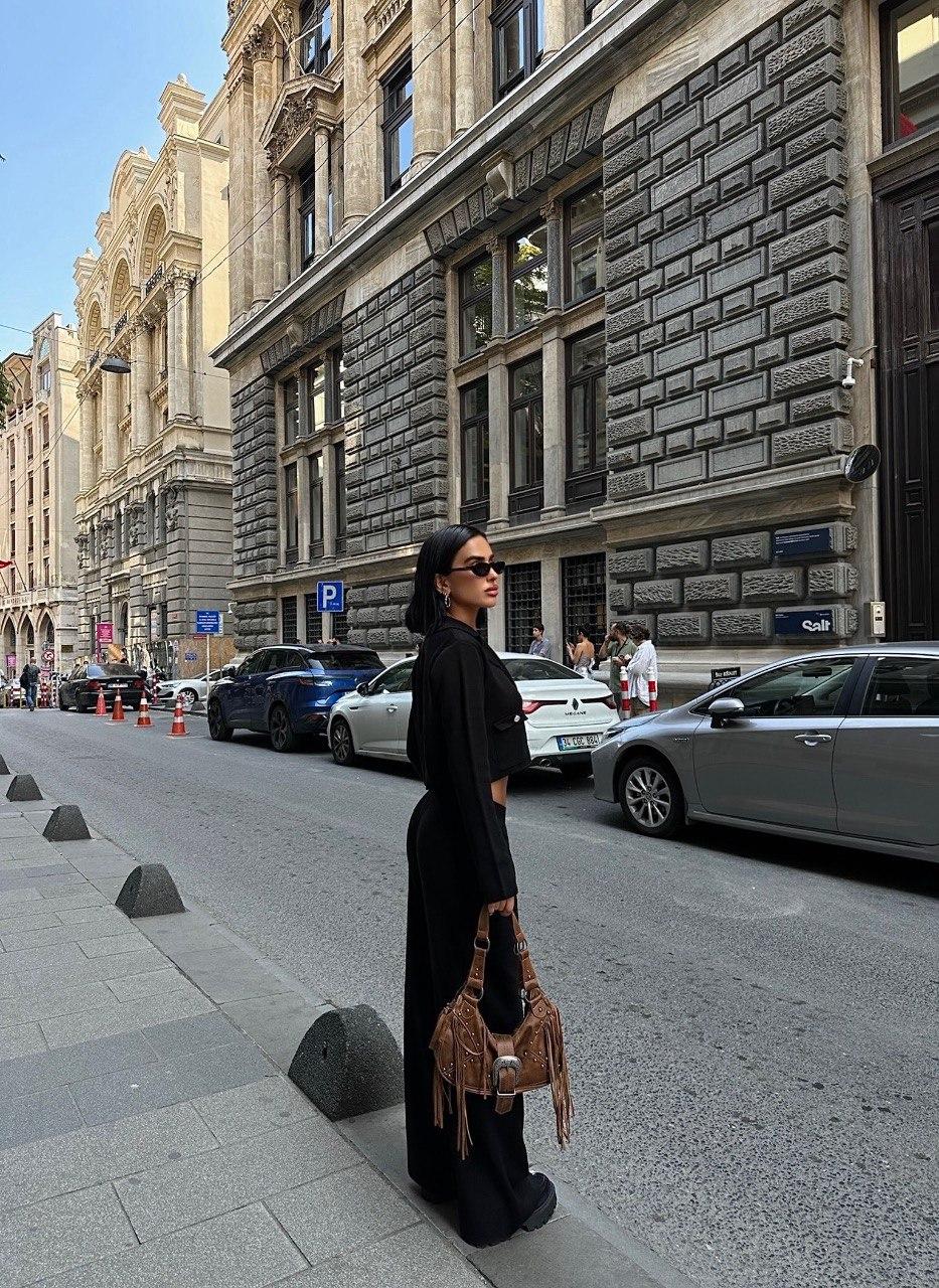 Fenomen Σετ μαύρο παντελόνι & cropped σακάκι με κουμπιά - Image 4