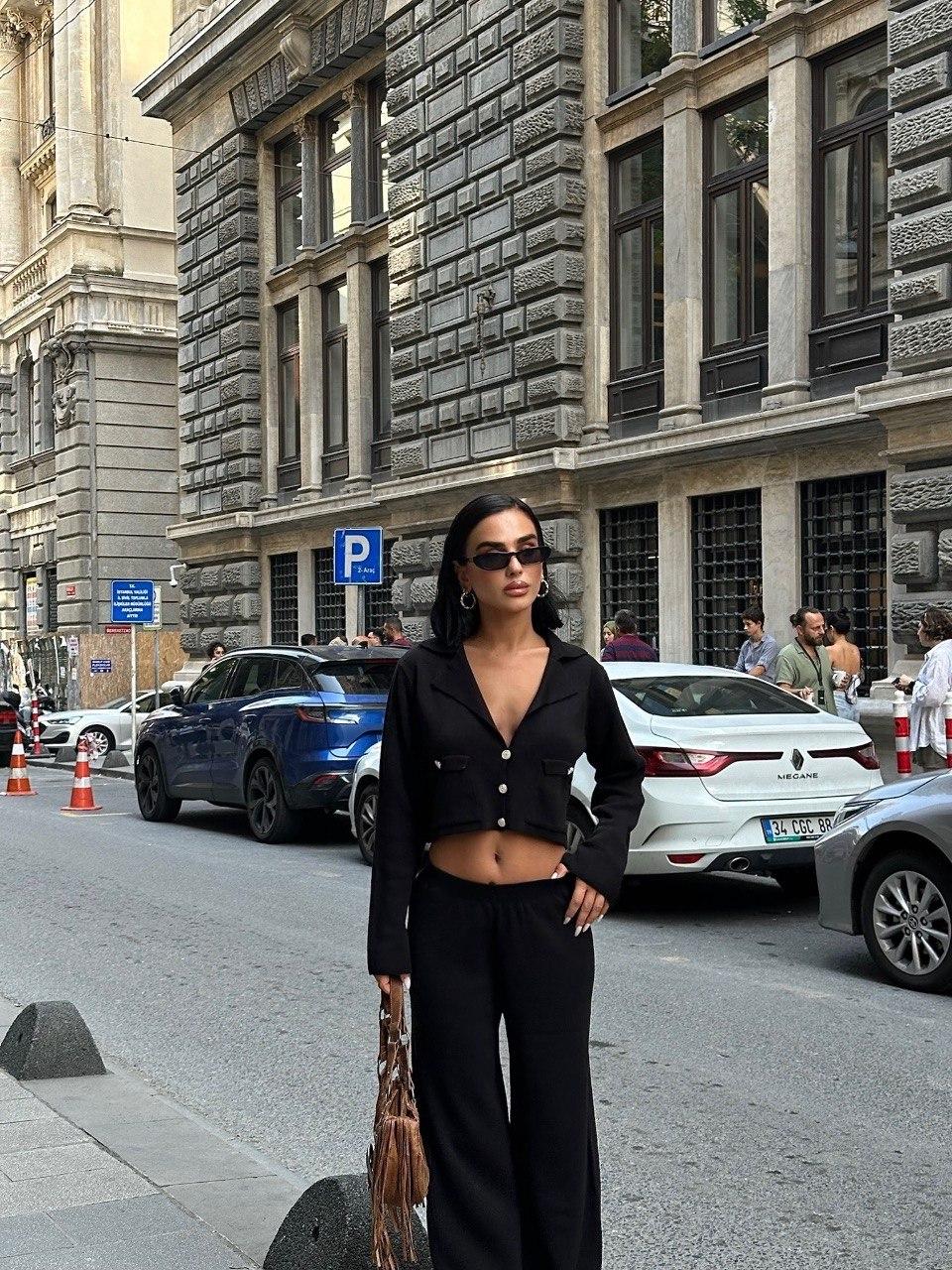 Fenomen Σετ μαύρο παντελόνι & cropped σακάκι με κουμπιά - Image 5