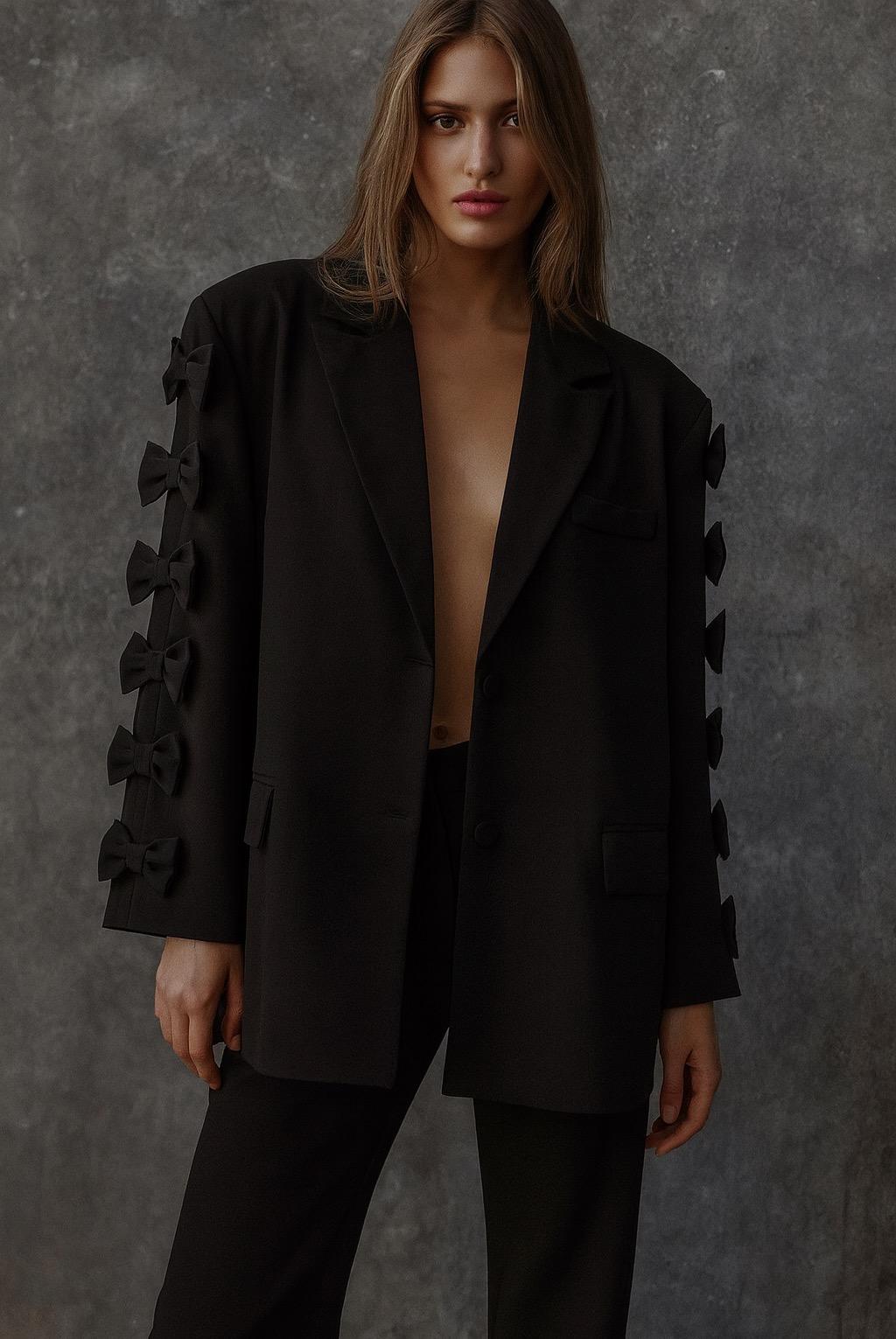Μακρύ σακάκι με φιόγκους στα μανίκια – ροζ & μαύρο - Image 3