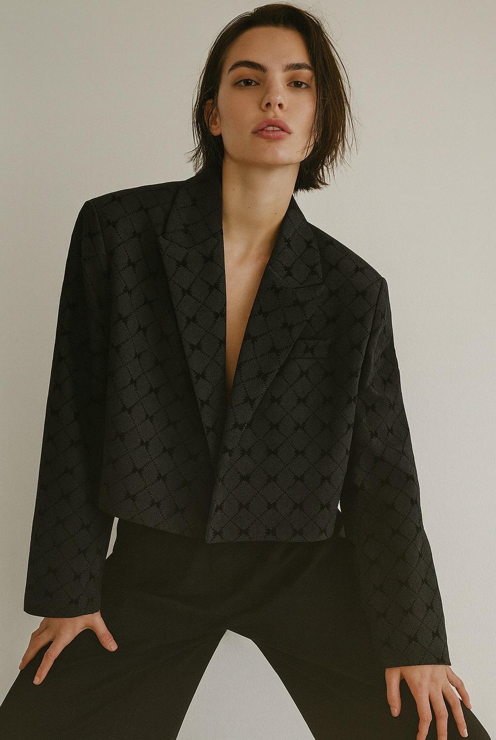 Osley Mochy Κοντό μαύρο σακάκι με ανάγλυφα σχέδιο - Image 2