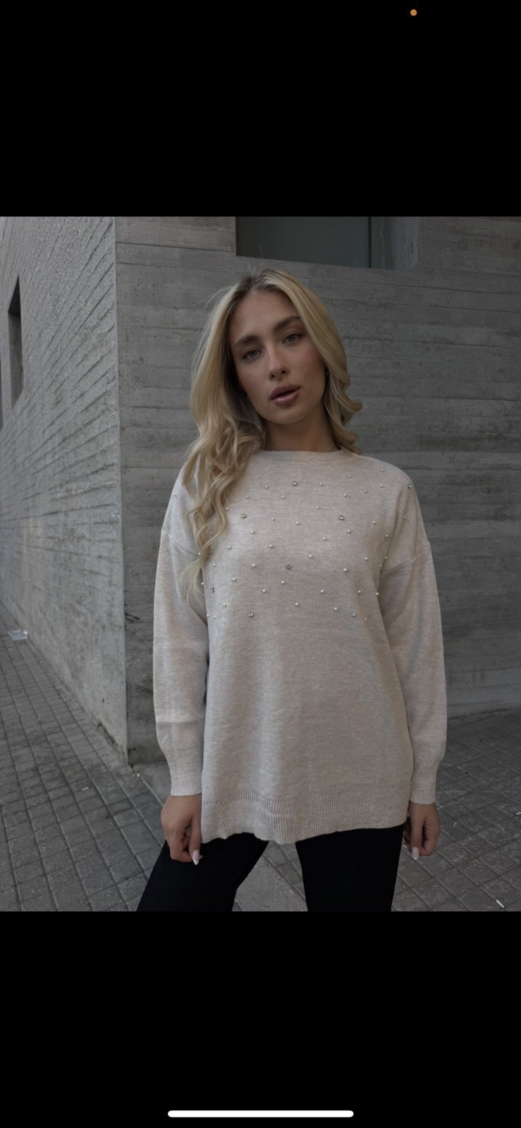 Πλεκτό πουλόβερ με πέρλες και strass